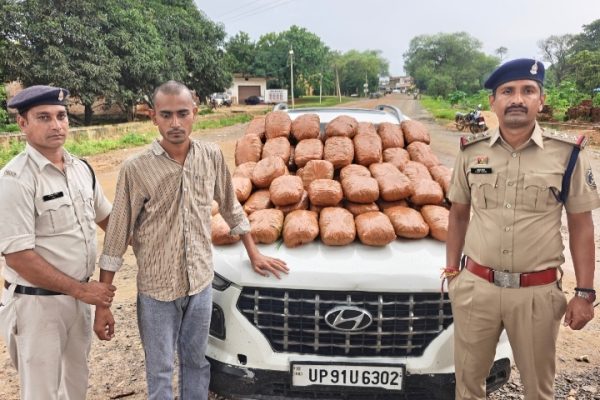 60 किलो अवैध गांजा व चारपहिया वाहन वैन्यू कार के साथ अंतर्राज्यीय तस्कर गिरफ्तार, करीब 40 लाख रुपये की संपत्ति जप्त…
