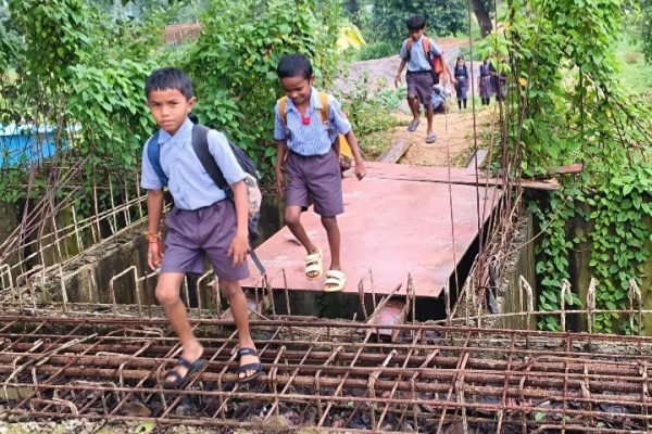स्कूल पहुंचने के लिए रोज 20 फीट ऊंचे पिलर से जंग लड़ रहे नौनिहाल…