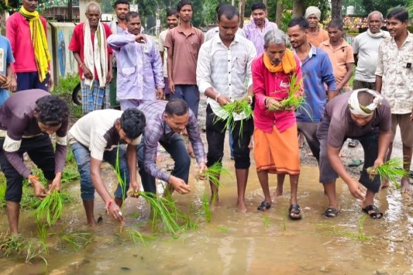 प्रधानमंत्री जर्जर सड़क को लेकर फुटा ग्रामीणो का गुस्सा…