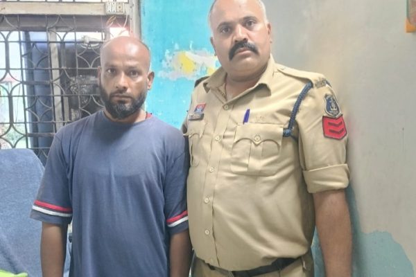 धारदार बटनदार चाकू लेकर आम लोगों को डराने-धमकाने वाले 01 आरोपी गिरफ्तार…