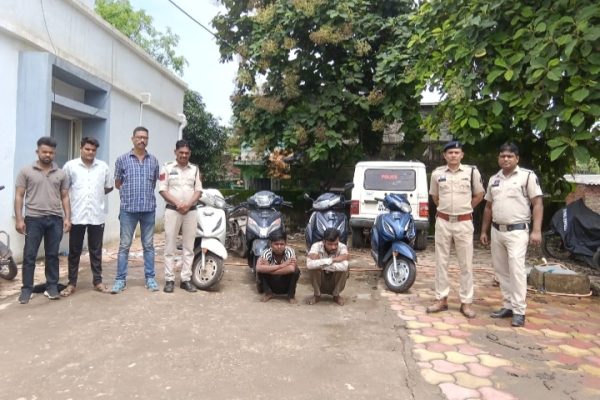 शोरूम यार्ड से 4 एक्टिवा चोरी, पुराने दो बाइक चोरी का भी खुलासा; जूटमिल पुलिस ने 4.50 लाख की संपत्ति की बरामदगी…