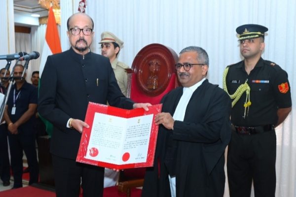 राज्यपाल डेका ने न्यायाधिपति कृष्न राम महापात्र को छत्तीसगढ़ उच्च न्यायालय के मुख्य न्यायाधीश पद की दिलाई शपथ…