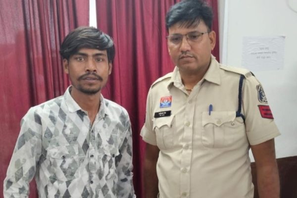 शराब पीने के लिए पैसे मांगने से मना करने पर युवक से मारपीट एवं धारदार ब्लेड से हमला करने वाला आरोपी तरूण जगत गिरफ्तार…