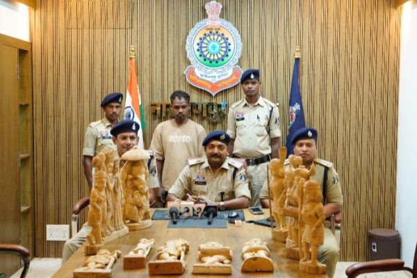 चोरी के प्रकरण में आरोपी गिरफ्तार, चोरी की 12 लकड़ी की मूर्तियां बरामद…