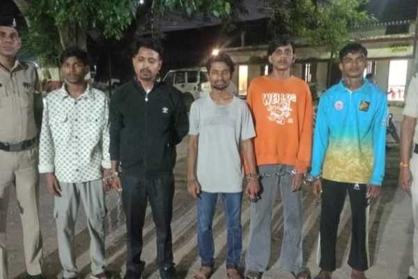 लूट करने वाले 05 आरोपी एवं विधि के साथ संघर्षरत 01 बालक सहित आधा दर्जन पुलिस की गिरफ्त में…