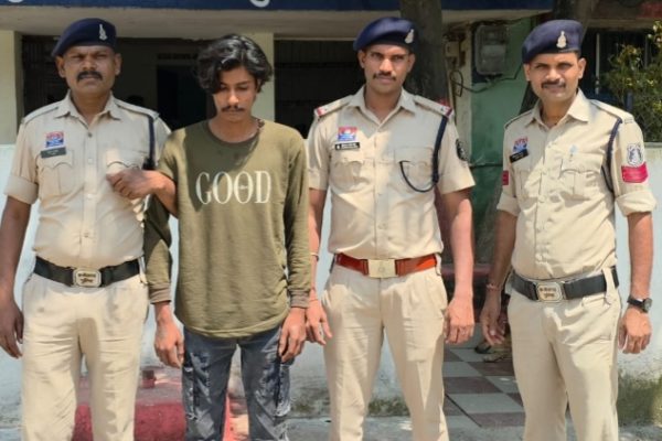 धारदार हथियार लहराकर लोगों को धमकाने वाले आरोपी को पुलिस ने किया गिरफ्तार…
