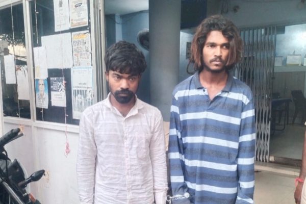 पुरानी बस्ती क्षेत्रांतर्गत सूने मकान का शटर गेट काटकर लाखों के जेवरात एवं नगदी चोरी करने वाले 02 शातिर चोर गिरफ्तार…