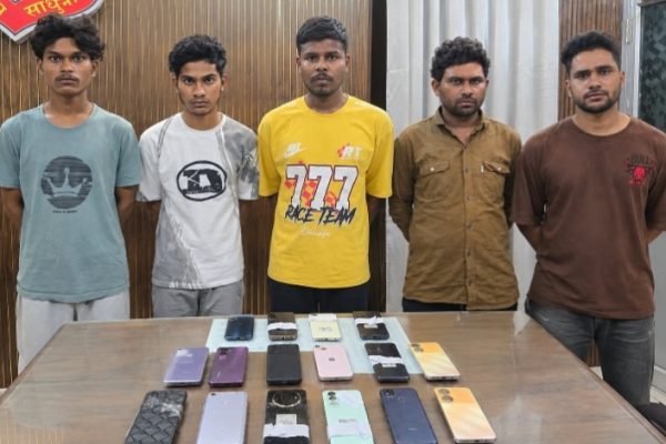 मोबाइल लूट एवं चोरी करने वाले अंतर्राज्यीय सिंडिकेट पर्दाफाश, कुल 05 आरोपी गिरफ्तार…