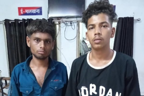 चाकू और तलवार रखने वाले 02 नाबालिग सहित, कुल 04 आरोपी गिरफ्तार…
