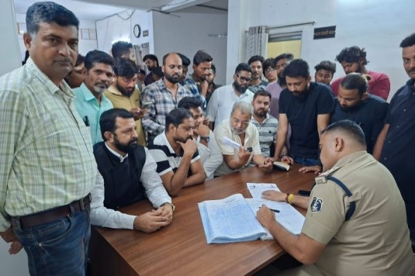 गुजराती स्कूल प्रबंधन के खिलाफ FIR दर्ज कराने हुसैनी सेना ने देवेंद्र नगर थाने का किया घेराव…