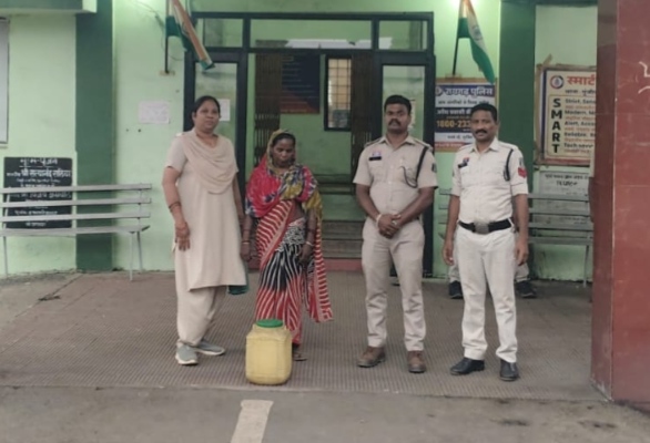 15 लीटर महुआ शराब के साथ महिला गिरफ्तार…