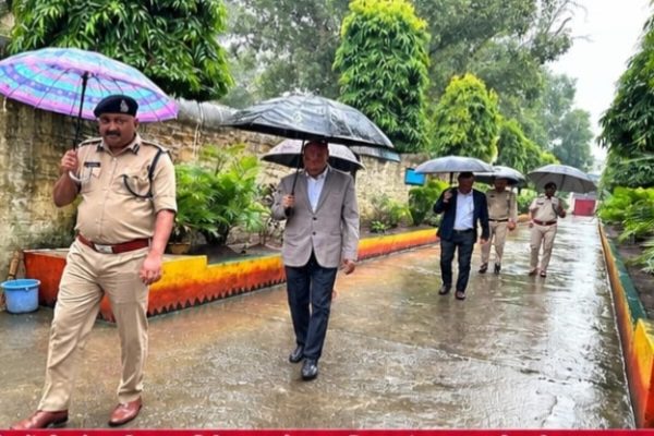 रायपुर में बारिश के बीच केंद्रीय जेल का औचक निरीक्षण: प्रधान जिला एवं सत्र न्यायाधीश बलराम प्रसाद वर्मा ने बंदियों से की चर्चा, व्यवस्थाओं का लिया जायजा…