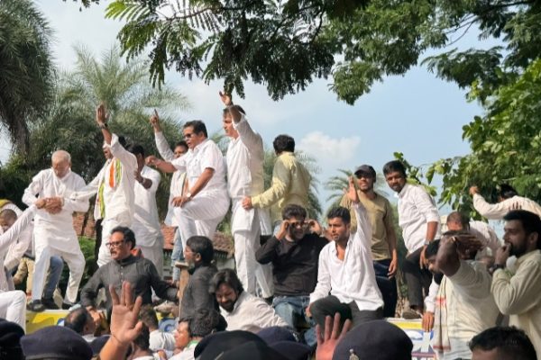 वोट चोरी का आरोप लगाते हुए कांग्रेस ने घेरा कलेक्ट्रेट, दिग्गज नेताओं के साथ युवा कांग्रेस सचिव ताजुल अहमद भी रहे मौजूद…