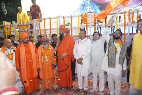 ‘गणपति बप्पा मोरया’ के जयकारों से गूंजा शहर: रायपुर में निकली गणेश विसर्जन भव्य झांकियां, महात्यागी रामरूपदास जी महाराज, महामंडलेश्वर सर्वेश्वर दासजी महाराज, छत्तीसगढ़ गौ सेवा आयोग के उपाध्यक्ष एवं दक्षिण कौशल के पीठाधीश्वर महंत राजीव लोचन दास  ने किया स्वागत…