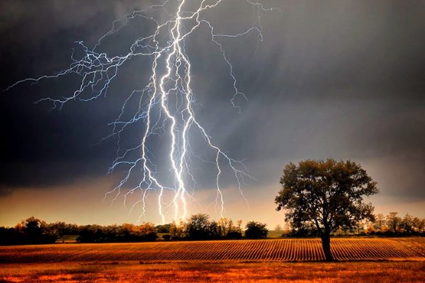 आकाशीय बिजली की चपेट में आने से तीन ग्रामीणों की मौत…