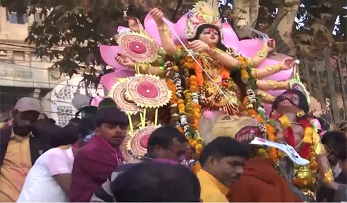 श्रीनगर में लौटी रौनक: धारा-370 हटने के बाद लाल चौक पर निकली माँ दुर्गा की भव्य शोभायात्रा, दिखी अनूठी गंगा-जमुनी तहजीब…