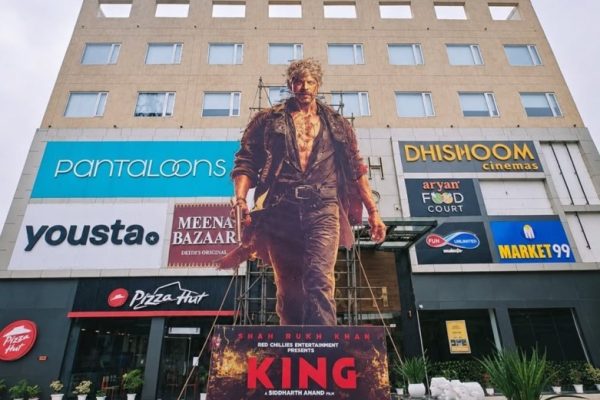 शाहरुख खान की ‘किंग’ का सिनेमाघरों में जलवा, हर तरफ लगे विशाल कटआउट्स…