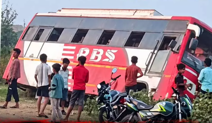 बेमेतरा में दर्दनाक हादसा: गड्ढे में अनियंत्रित होकर बिजली के खंभे से टकराई यात्री बस, दो की मौत और कई घायल…