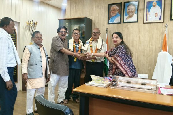 खैरागढ़ वि वि के विभाष मालवीय हुए सेवानिवृत उन्हे कुलपति डॉ. लवली शर्मा जी के कक्ष में कर्मचारियों ने दी भावभीनी बिदाई  – प्रदीप मिश्र