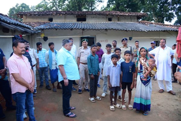 हाथी प्रभावित गांवों में पहुंचे पर्यटन मंत्री राजेश अग्रवाल, ग्रामीणों से मिलकर जाना हाल, अधिकारियों को दिए त्वरित राहत के निर्देश…