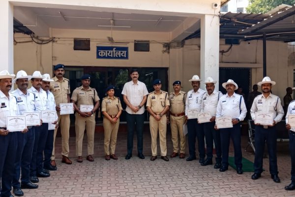रायपुर में यातायात पुलिस का सराहनीय कार्य: सुगम यातायात के साथ अपराध नियंत्रण में दिखाया दम, 13 पुलिसकर्मी सम्मानित…