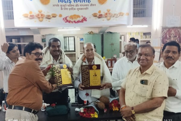 पंडित रविशंकर शुक्ल विश्वविद्यालय के तीन कर्मचारी डॉ मनोज तिवारी, श्री राजेंद्र त्रिपाठी और श्री लंबुधर हुए सेवानिवृत, नम आँखों से कर्मचारियों ने दी बिदाई – प्रदीप मिश्र