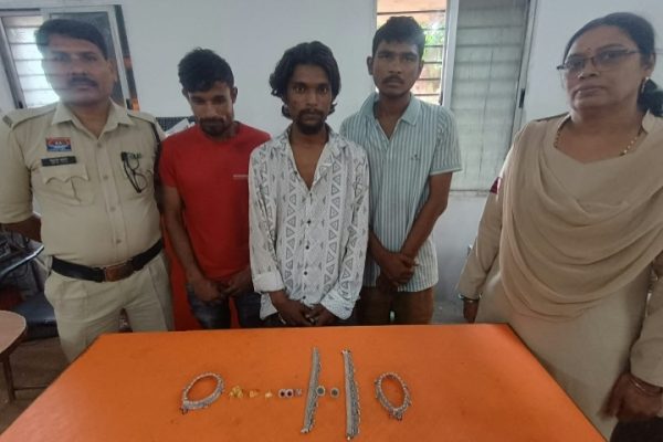 सूने मकान का ताला तोड कर सोने चांदी के ज्वेलरी चोरी करने वाले 03 आरोपी- करण सागर उर्फ कान्हा, तेजेश्वर यादव, चेतन साहू को चोरी गये ज्वेलरी के साथ किया गया रंगेहाथ गिरफ्तार…