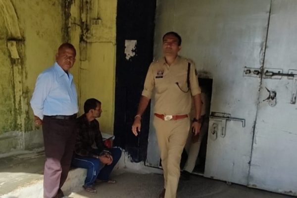 रायपुर सेंट्रल जेल में पुलिस-प्रशासन का छापा, 4 घंटे चली बैरकों की सघन तलाशी…