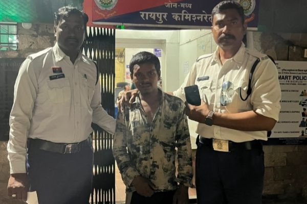 यातायात पुलिस जवानों की त्वरित मुस्तैदी से पकड़ा गया मोबाइल स्नैचर, पीड़िता को लौटाया फोन…