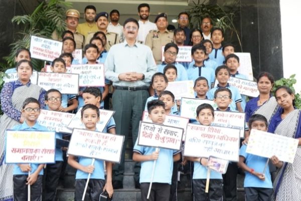 ‘संवाद से समाधान’ पहल: पुलिस कमिश्नर संजीव शुक्ला ने दिव्यांग बच्चों के साथ बिताया आत्मीय वक्तविशेष बच्चों ने पुलिस कंट्रोल रूम और थाना सिविल लाइन्स का किया शैक्षणिक दौरा: अधिकारियों को सिखाई साइन लैंग्वेज…