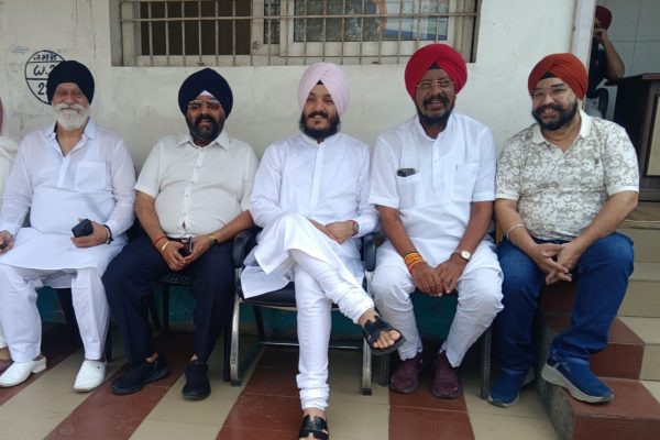 प्रसिद्ध रागी भाई बबीहा जी ने पूर्व विधायक कुलदीप जुनेजा के कार्यालय पहुंचकर दवाई के लंगर की सराहना की