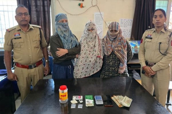 ड्रग्स के साथ दो महिलाओ सहित तीन तस्कर गिरफ्तार…