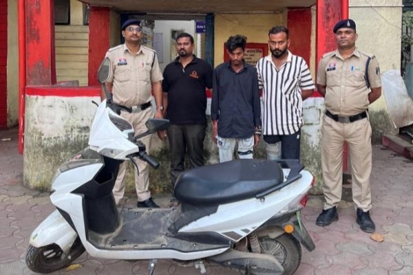 इलेक्ट्रॉनिक दोपहिया वाहन चोरी करने वाले 02 आरोपी तथा चोरी की दोपहिया वाहन का बैट्री क्रय करने वाले क्रेता सहित कुल 03 आरोपी गिरफ्तार…