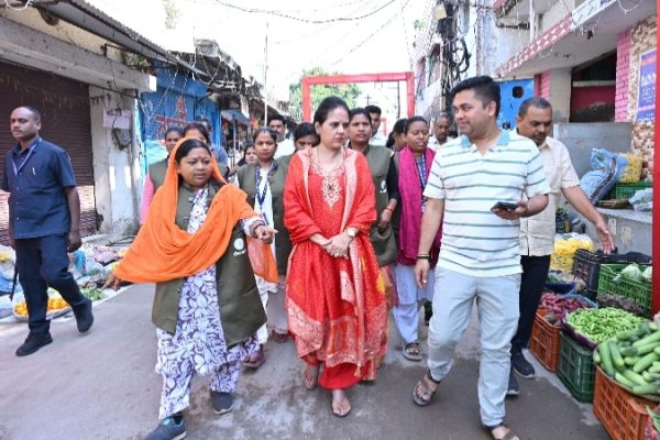 महापौर मीनल चौबे ने महामाया मन्दिर पहुंचमार्ग की नवरात्रि में सफाई व्यवस्था का किया औचक निरीक्षण, विशेष सफाई अभियानपूर्वक नवरात्रि में जारी रखने के दिए कड़े निर्देश…