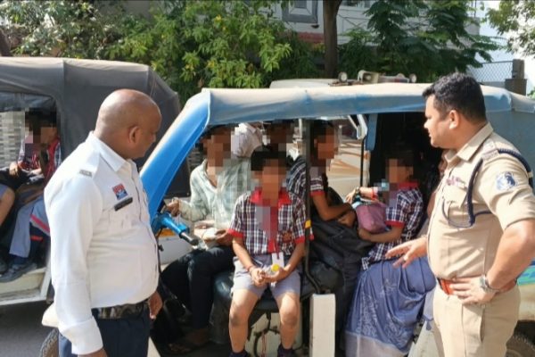 रायपुर में ओवरलोड स्कूली ऑटो पर यातायात पुलिस का शिकंजा, 17 चालकों के कटे चालान…