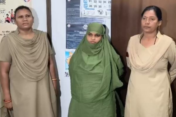 1.88 करोड़ की बड़ी ठगी: नगर निगम अधिकारी बताकर ज्वेलरी दुकान से सोना-चांदी ले उड़ी महिला गिरफ्तार, साथी की तलाश जारी…