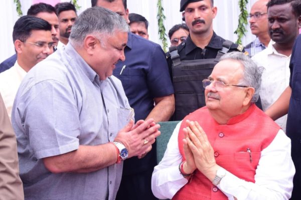 विधानसभा अध्यक्ष डॉ. रमन सिंह को जन्मदिन की बधाई देने पहुंचे पर्यटन मंत्री राजेश अग्रवाल…