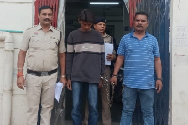 जय स्तंभ चौक पर धारदार चाकू लहराकर आम लोगों को डरा-धमका रहा युवक गिरफ्तार…