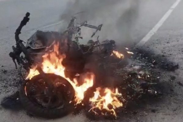 चलती ई-बाइक बनी आग का गोला चालक ने कूदकर बचाई जान…