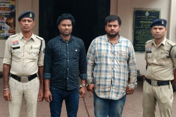ऑटो में उल्टी का नाटक कर यात्री की जेब से 21 हजार उड़ाने वाले दो शातिर गिरफ्तार…