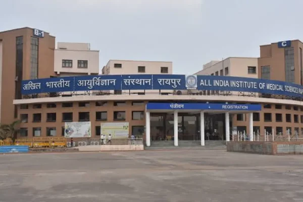 रायपुर AIIMS परिसर में पार्किंग कर्मचारियों का उत्पाद: मरीज युवक से मारपीट, माँ के सामने की अभद्रता…