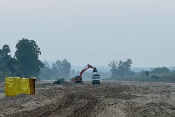 गरियाबंद: एसडीएम की चेतावनी के बाद भी अवैध उत्खनन जारी, कलेक्टर और एसपी से शिकायत, खनिज विभाग पर उठे सवाल…